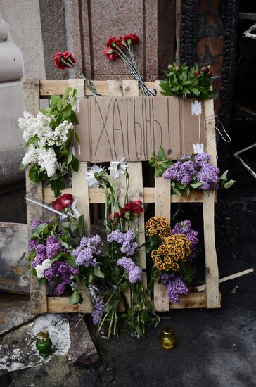 Odessits bring flowers in memory of people killed by fire in Trade Unions House