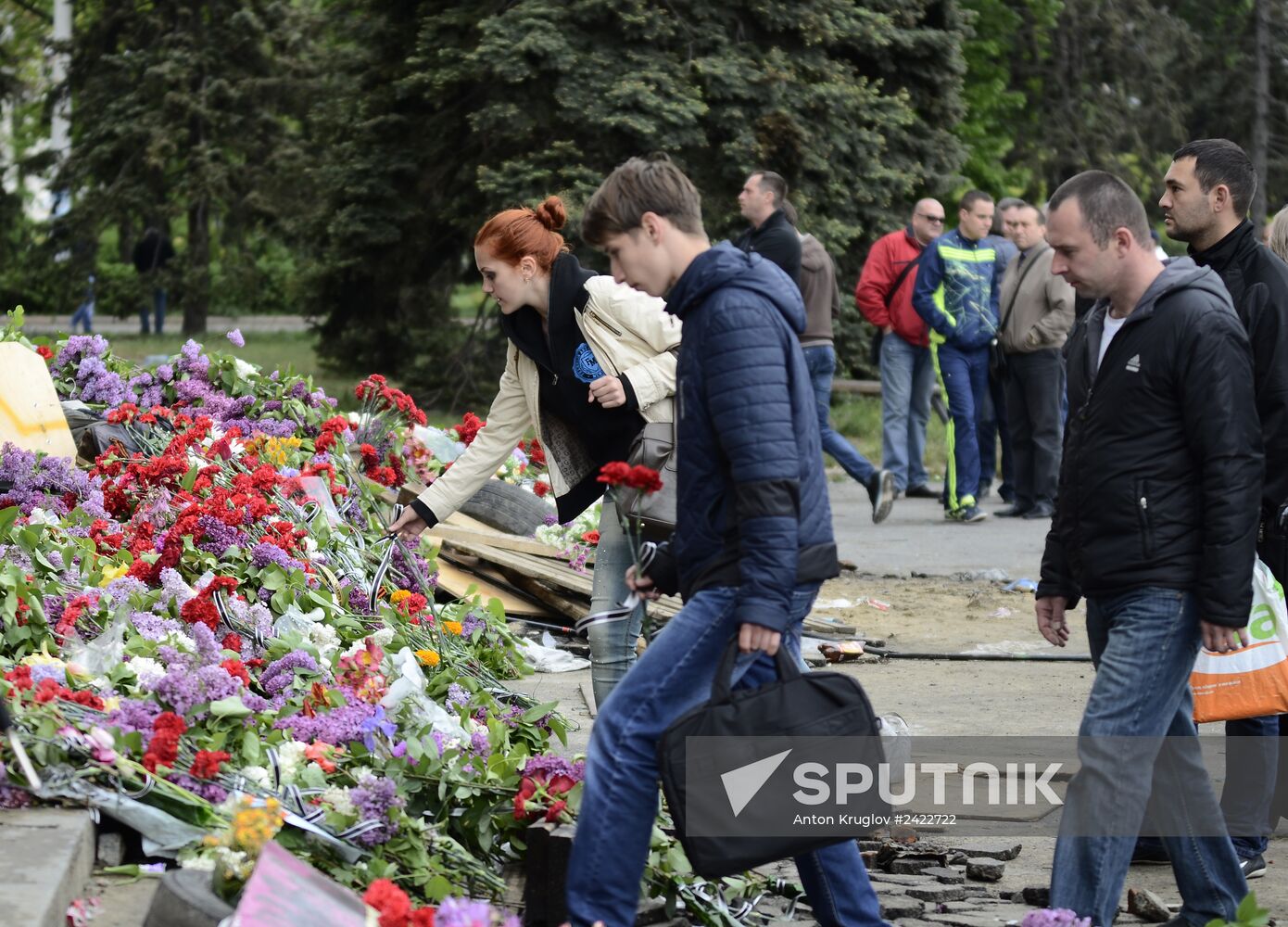 Odessits bring flowers in memory of people killed by fire in Trade Unions House