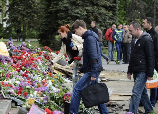 Odessits bring flowers in memory of people killed by fire in Trade Unions House