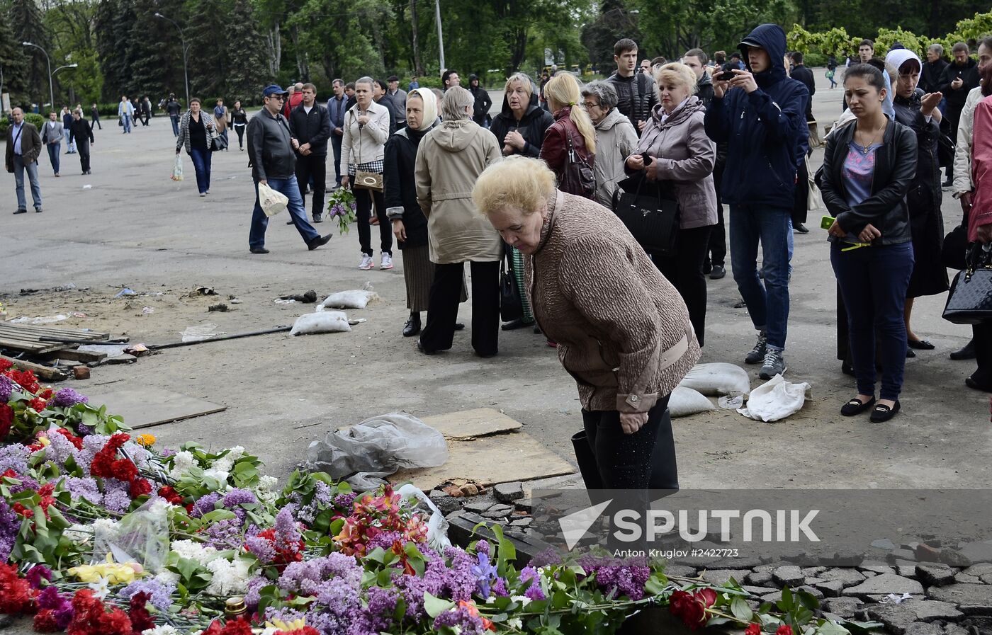 Odessits bring flowers in memory of people killed by fire in Trade Unions House