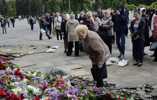 Odessits bring flowers in memory of people killed by fire in Trade Unions House