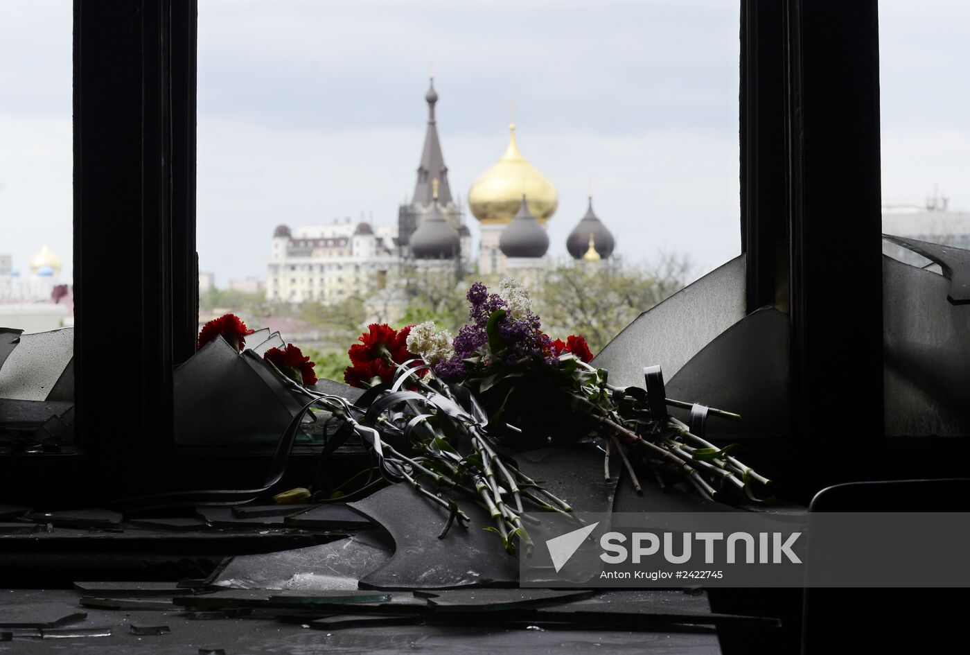 Odessits bring flowers in memory of people killed by fire in Trade Unions House