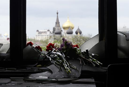 Odessits bring flowers in memory of people killed by fire in Trade Unions House