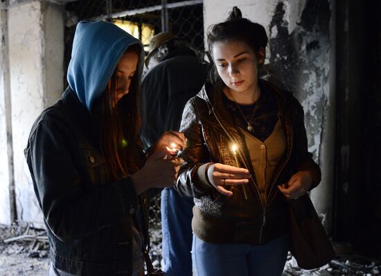 Odessits bring flowers in memory of people killed by fire in Trade Unions House