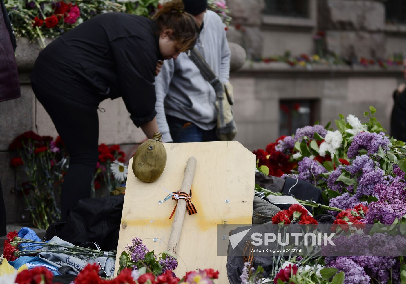 Odessits bring flowers in memory of people killed by fire in Trade Unions House