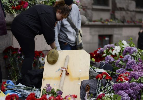 Odessits bring flowers in memory of people killed by fire in Trade Unions House
