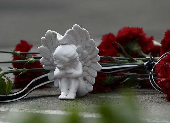 Odessits bring flowers in memory of people killed by fire in Trade Unions House