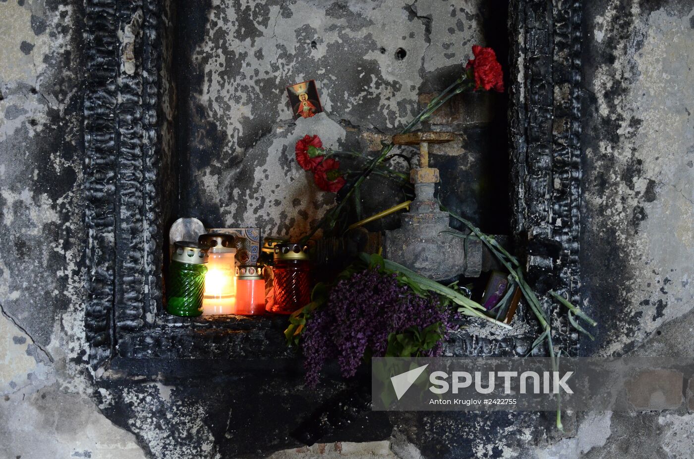 Odessits bring flowers in memory of people killed by fire in Trade Unions House