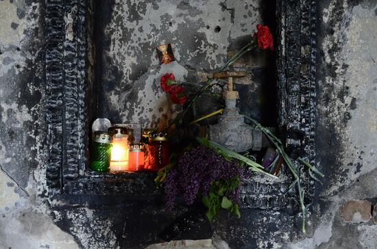 Odessits bring flowers in memory of people killed by fire in Trade Unions House