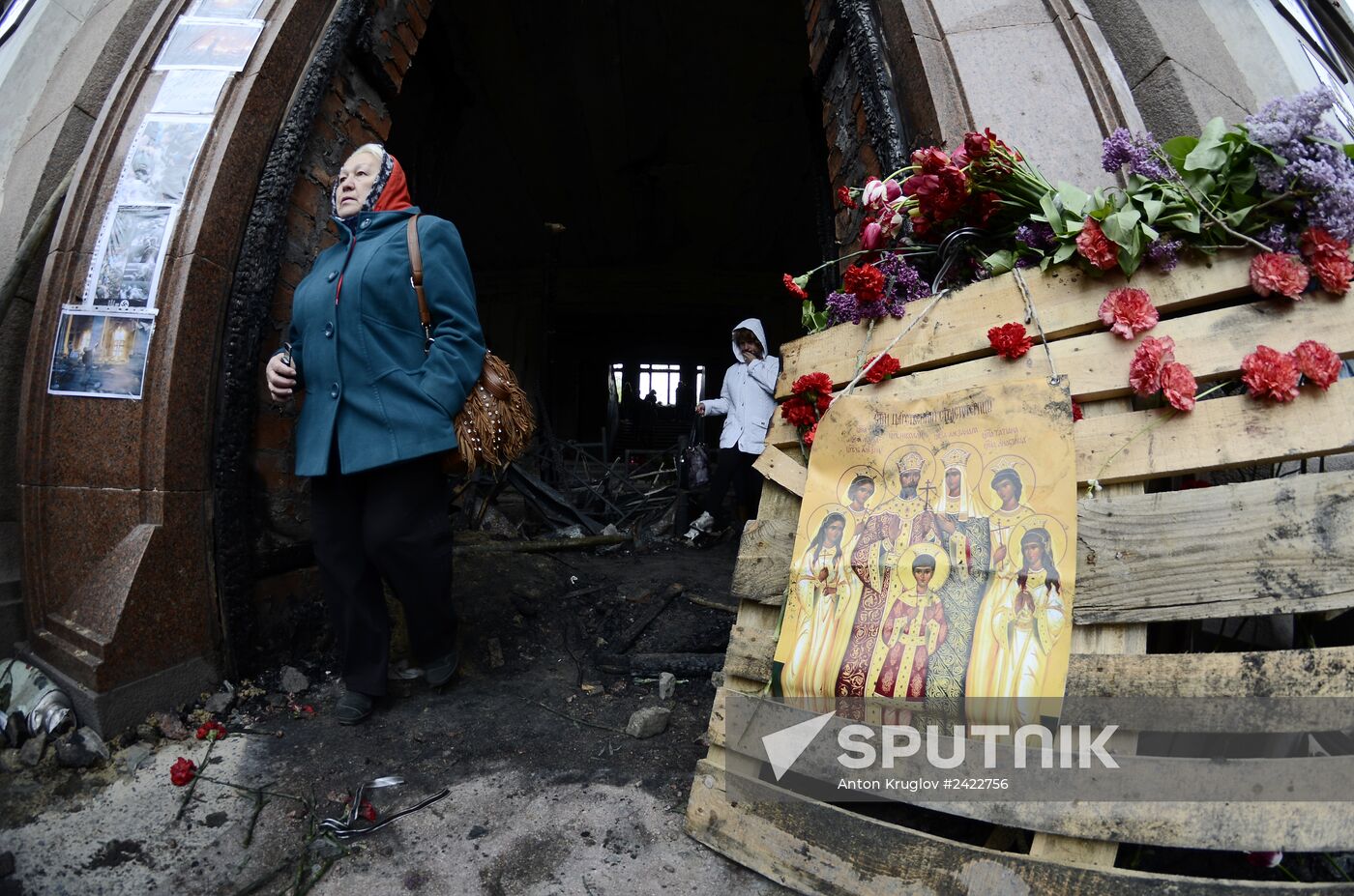 Odessits bring flowers in memory of people killed by fire in Trade Unions House