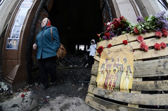 Odessits bring flowers in memory of people killed by fire in Trade Unions House