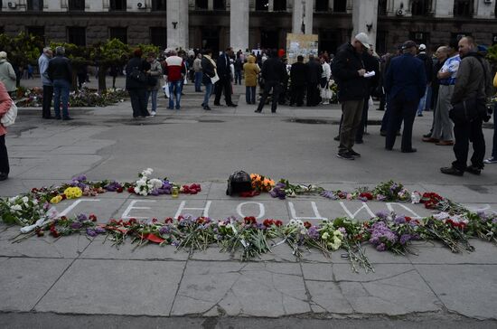 Odessits bring flowers in memory of people killed by fire in Trade Unions House