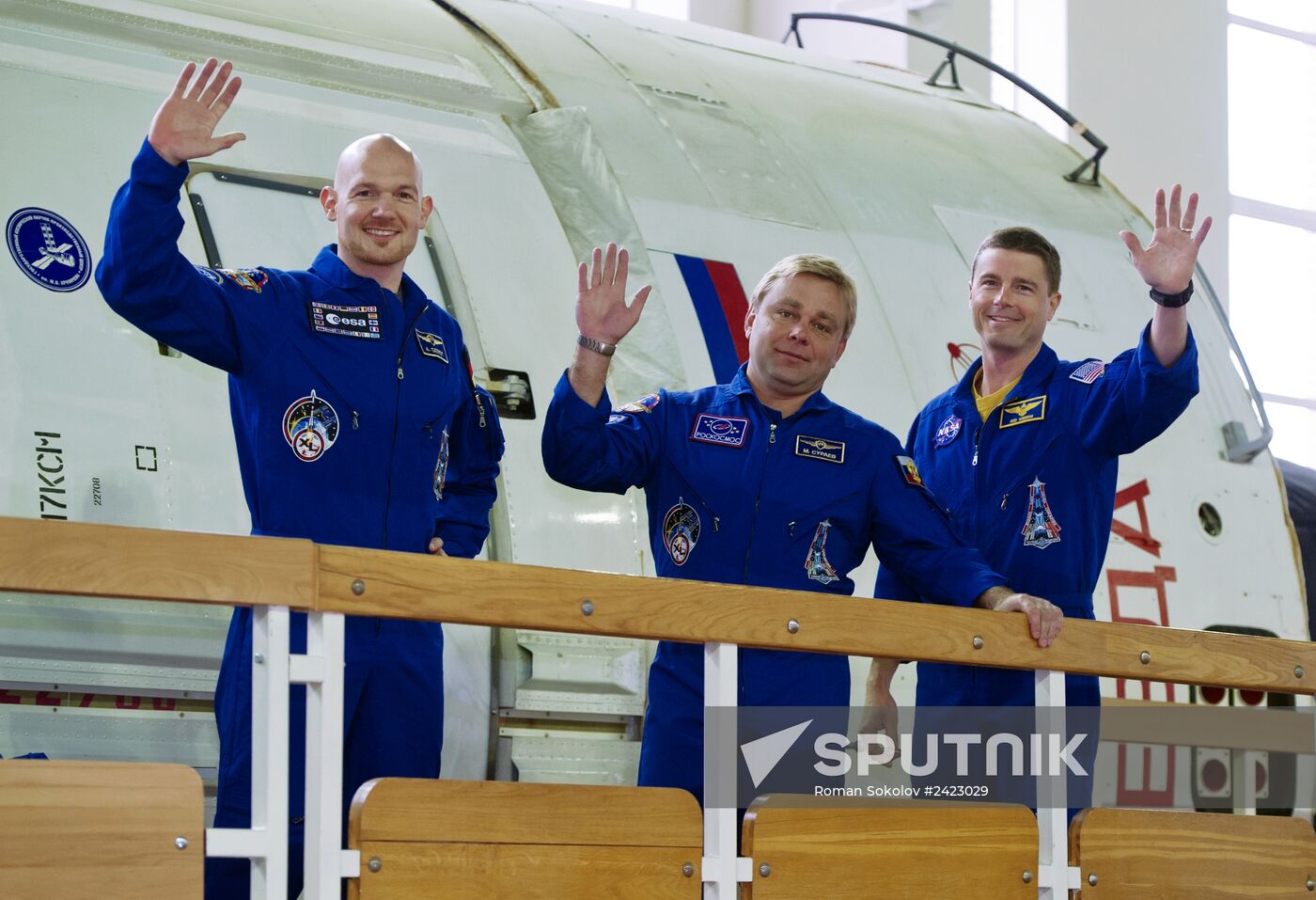 Main and stand-by crews of ISS Expedition 40/41 take their exams