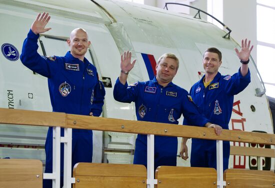 Main and stand-by crews of ISS Expedition 40/41 take their exams