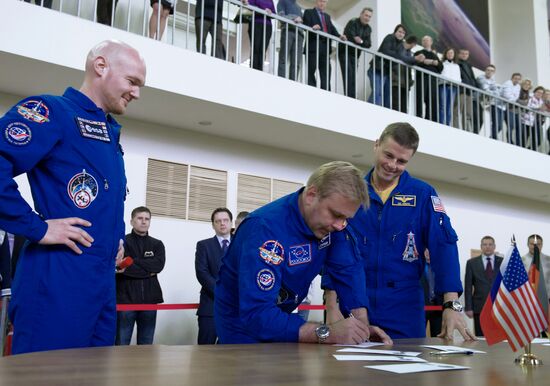 Main and stand-by crews of ISS Expedition 40/41 take their exams