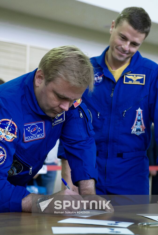 Main and stand-by crews of ISS Expedition 40/41 take their exams