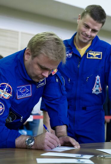 Main and stand-by crews of ISS Expedition 40/41 take their exams