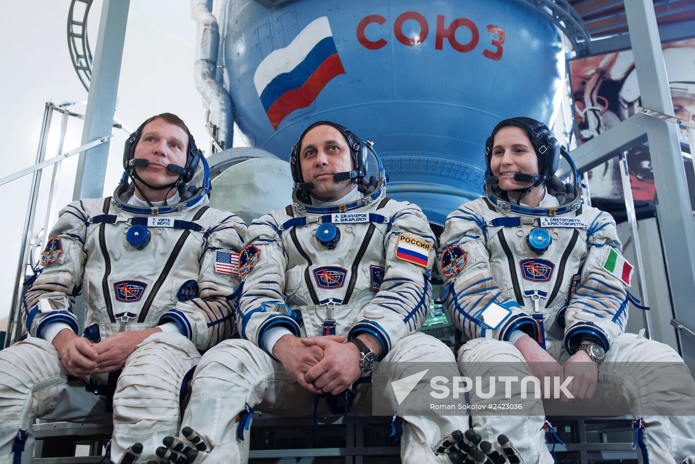 Main and stand-by crews of ISS Expedition 40/41 take their exams
