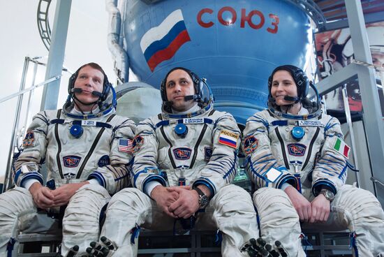 Main and stand-by crews of ISS Expedition 40/41 take their exams