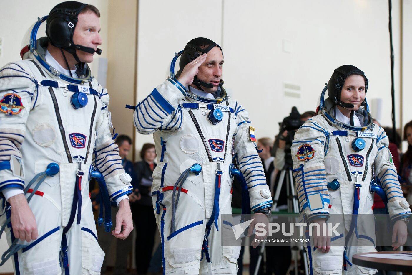 Main and stand-by crews of ISS Expedition 40/41 take their exams