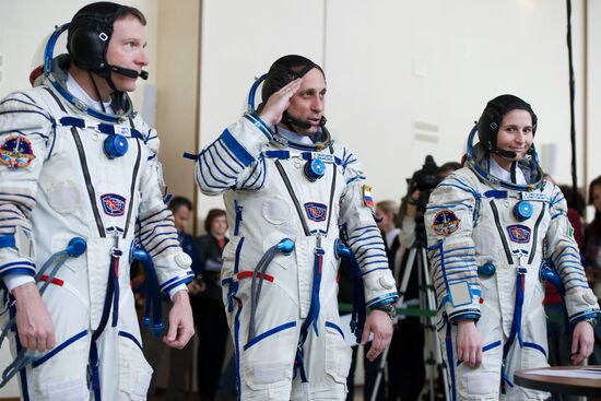 Main and stand-by crews of ISS Expedition 40/41 take their exams