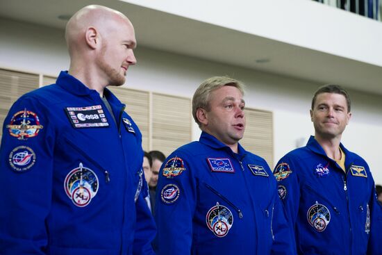 Main and stand-by crews of ISS Expedition 40/41 take their exams