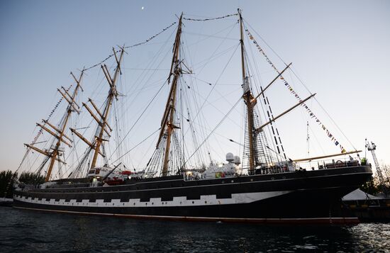 Barque "Kruzenshtern" arrives in Sevastopol