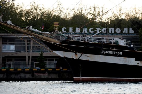 Barque "Kruzenshtern" arrives in Sevastopol
