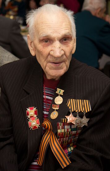 Sergei Aksyonov congratulates war veterans on V-Day