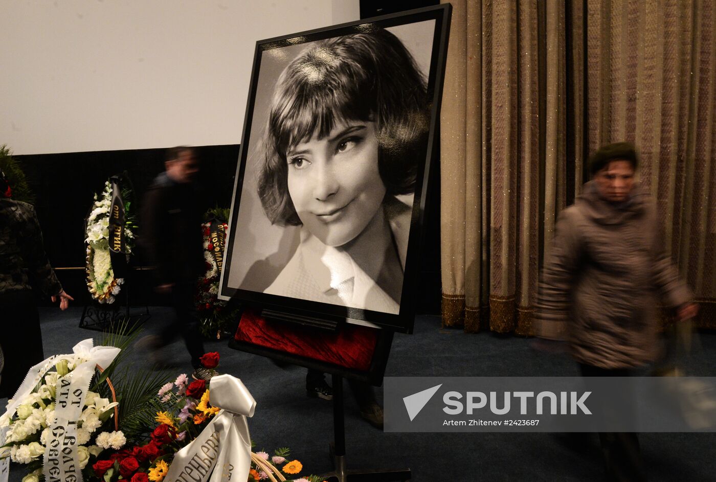 People pay their last respects to actress Tatyana Samoliova