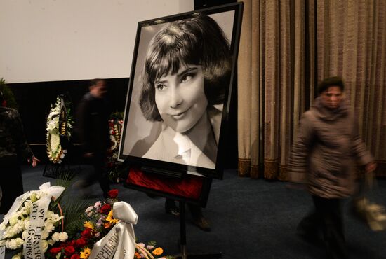 People pay their last respects to actress Tatyana Samoliova