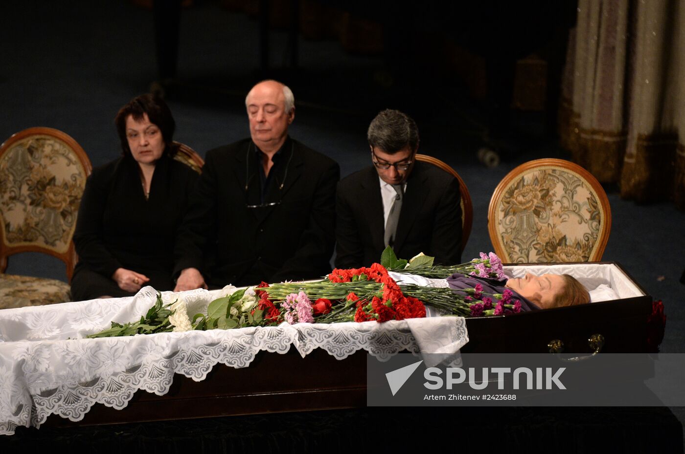 People pay their last respects to actress Tatyana Samoliova