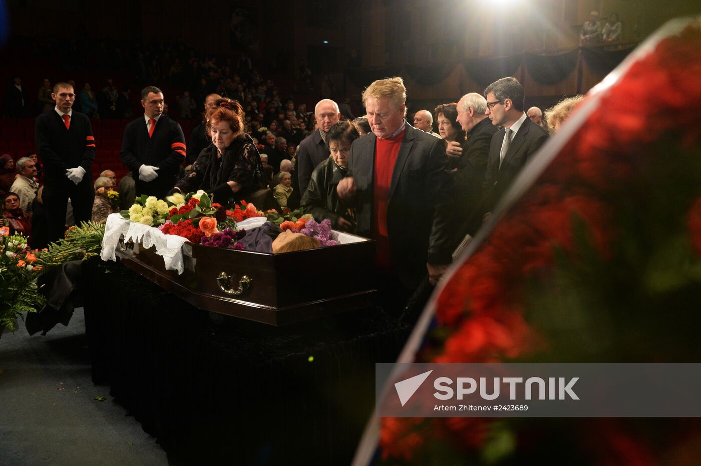 People pay their last respects to actress Tatyana Samoliova