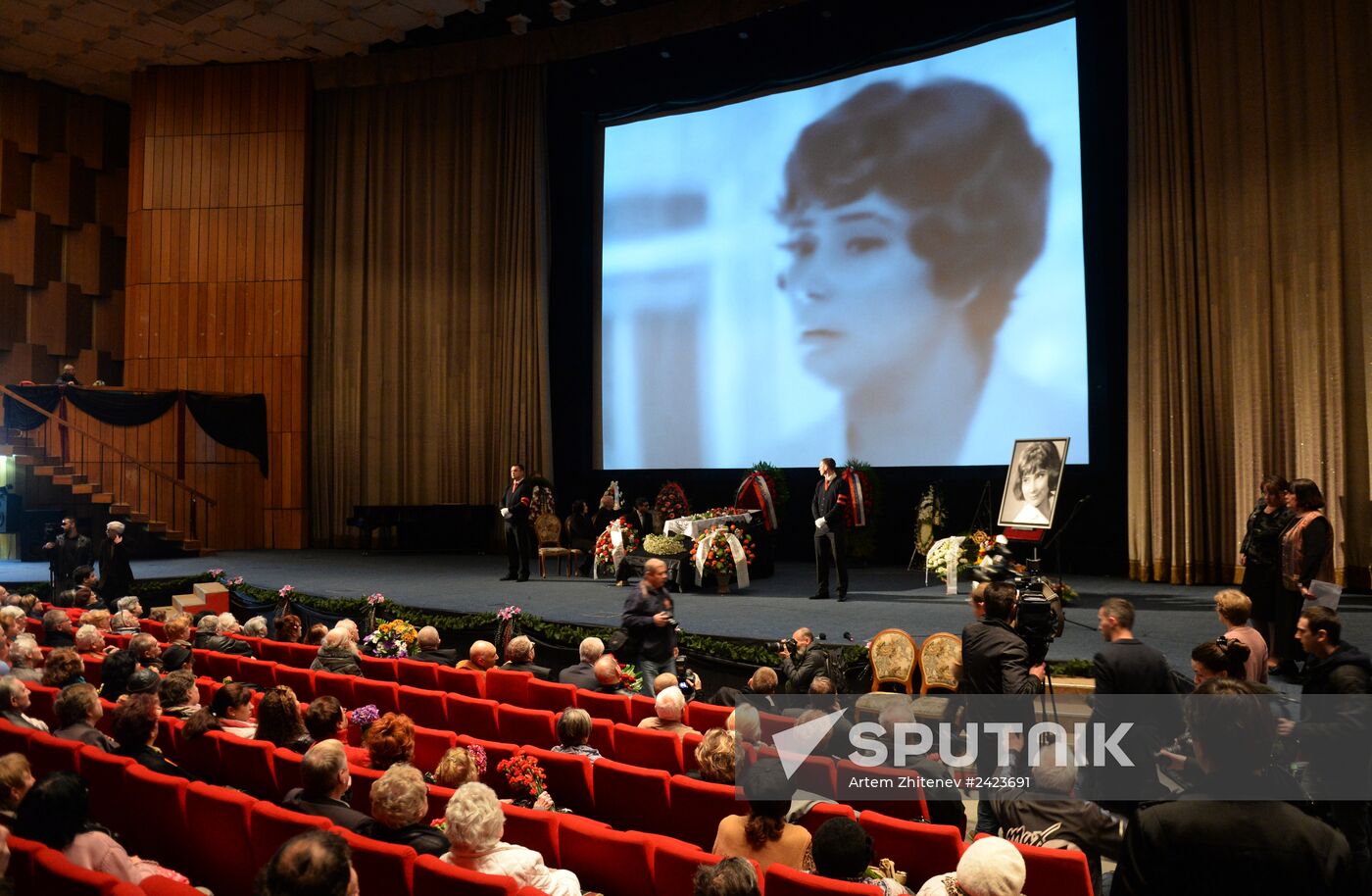 People pay their last respects to actress Tatyana Samoliova