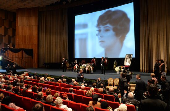 People pay their last respects to actress Tatyana Samoliova