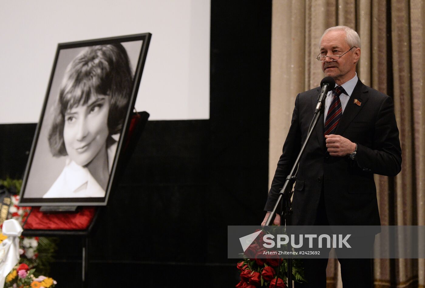 People pay their last respects to actress Tatyana Samoliova