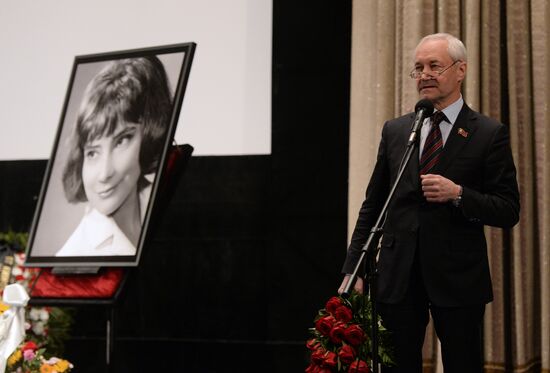 People pay their last respects to actress Tatyana Samoliova