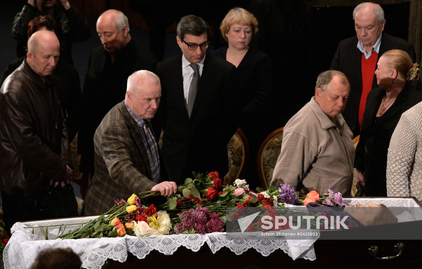 People pay their last respects to actress Tatyana Samoliova