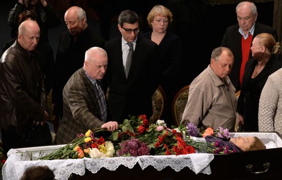 People pay their last respects to actress Tatyana Samoliova