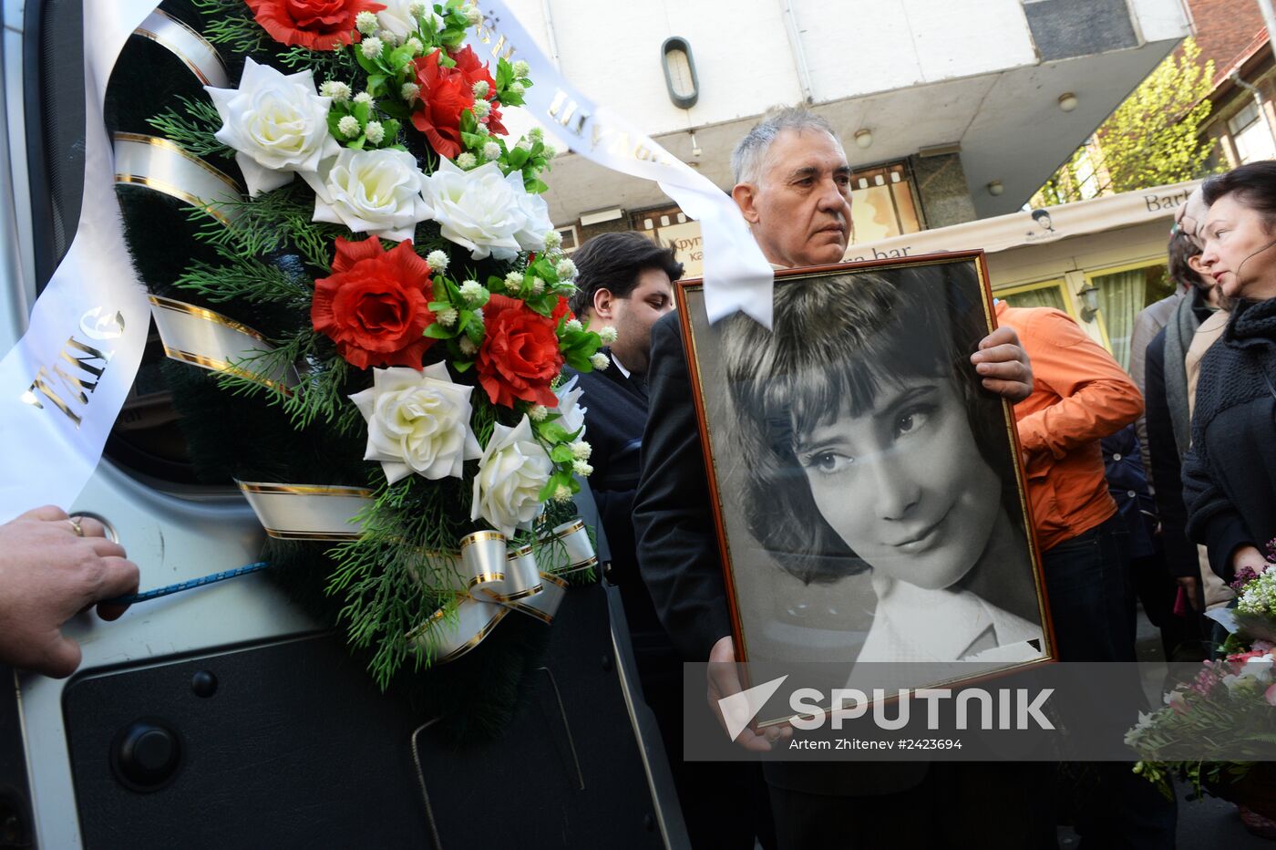 People pay their last respects to actress Tatyana Samoliova