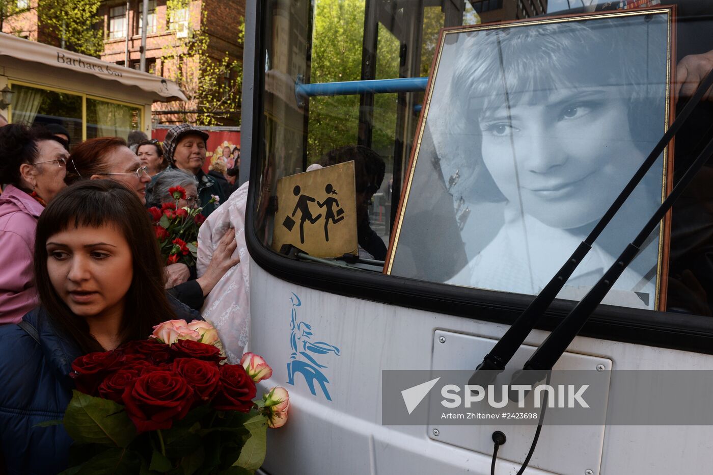 People pay their last respects to actress Tatyana Samoliova