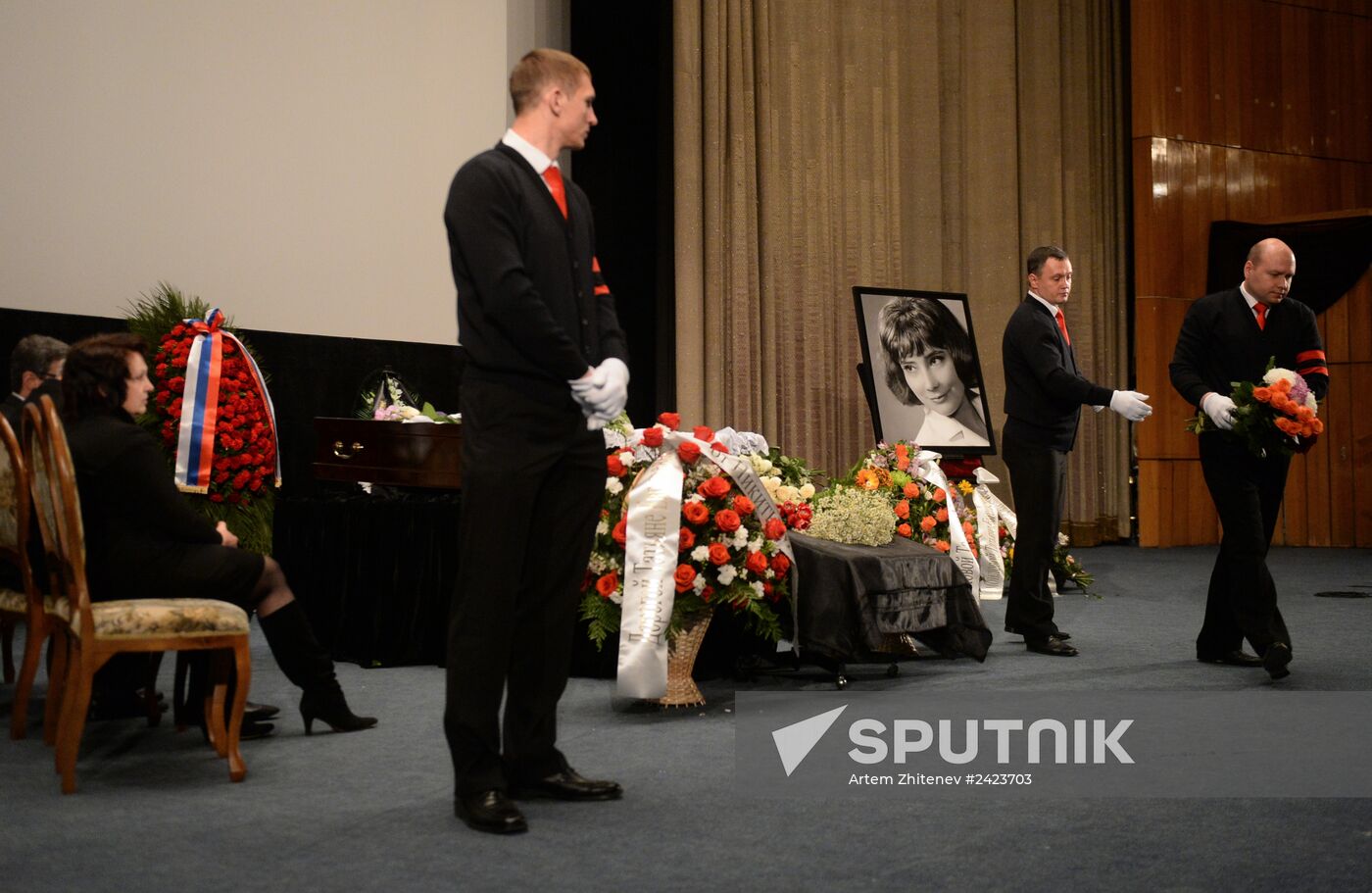 People pay their last respects to actress Tatyana Samoliova