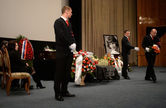 People pay their last respects to actress Tatyana Samoliova