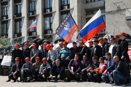 Donbass miners stage march in support of referendum on region's status