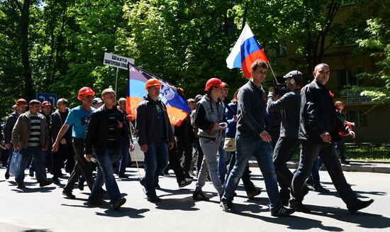 Donbass miners stage march in support of referendum on region's status