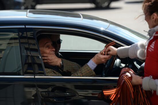 Distribution of Saint George Ribbons in Moscow