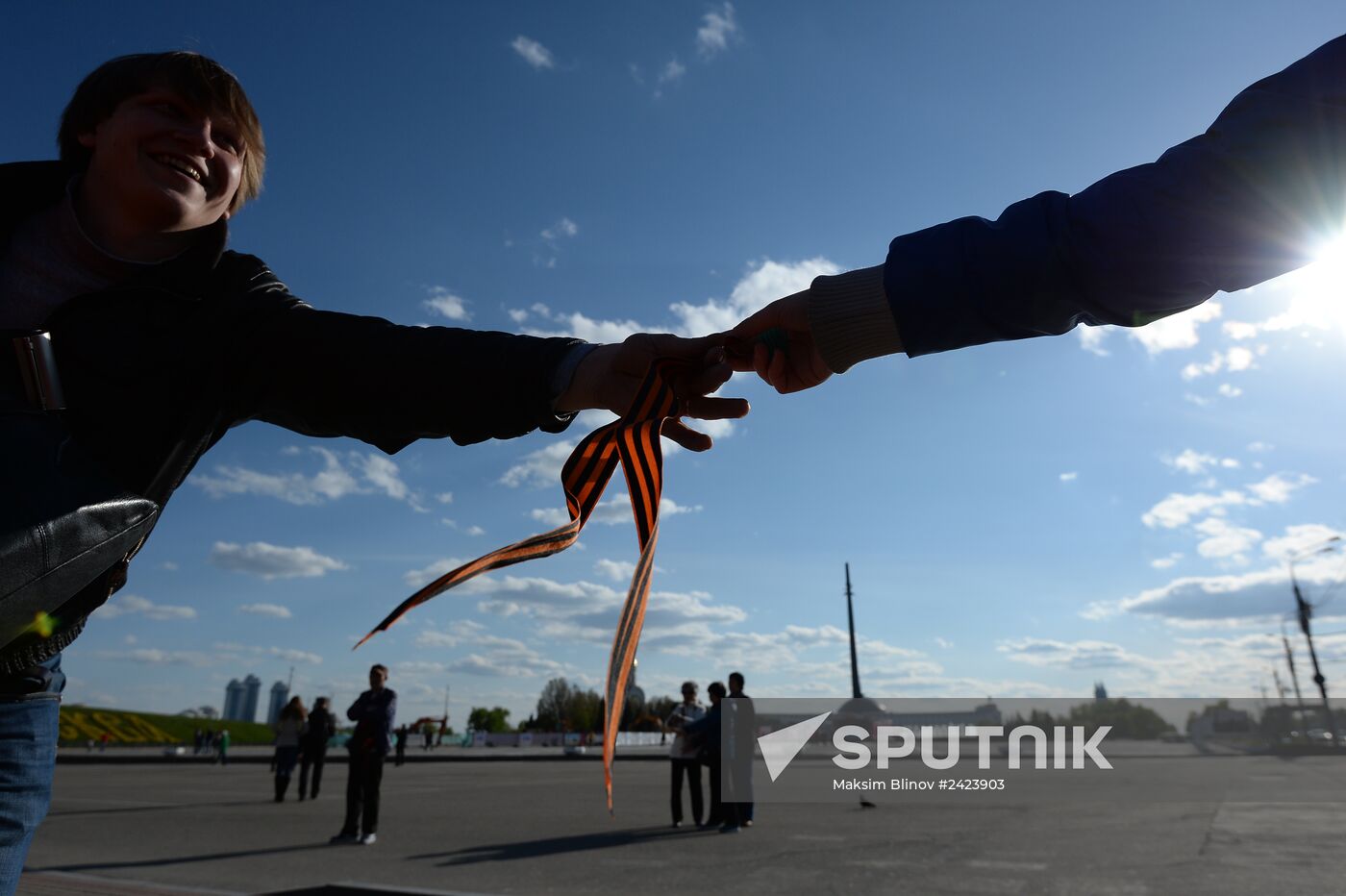 Distribution of Saint George Ribbons in Moscow