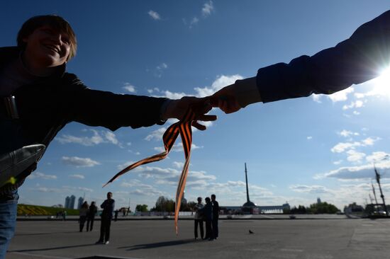 Distribution of Saint George Ribbons in Moscow