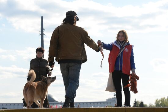 Distribution of Saint George Ribbons in Moscow