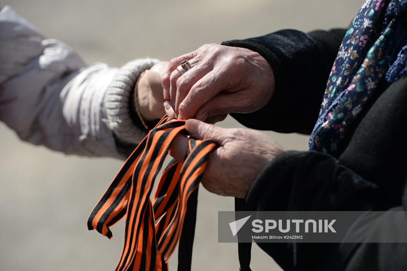 Distribution of Saint George Ribbons in Moscow